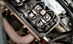 AMC 360 V8-Motor beim CJ7 - Revidieren der Hydro-Stösselstangen und Umbau auf Edelbrock Ansaugbrücke mit original Guss-Krümmer. // Hier: Blick auf die Hydrostößel