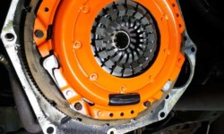 Tuning beim TJ: Einbau einer stärkeren Perfomance-Kupplung von Centerforce.